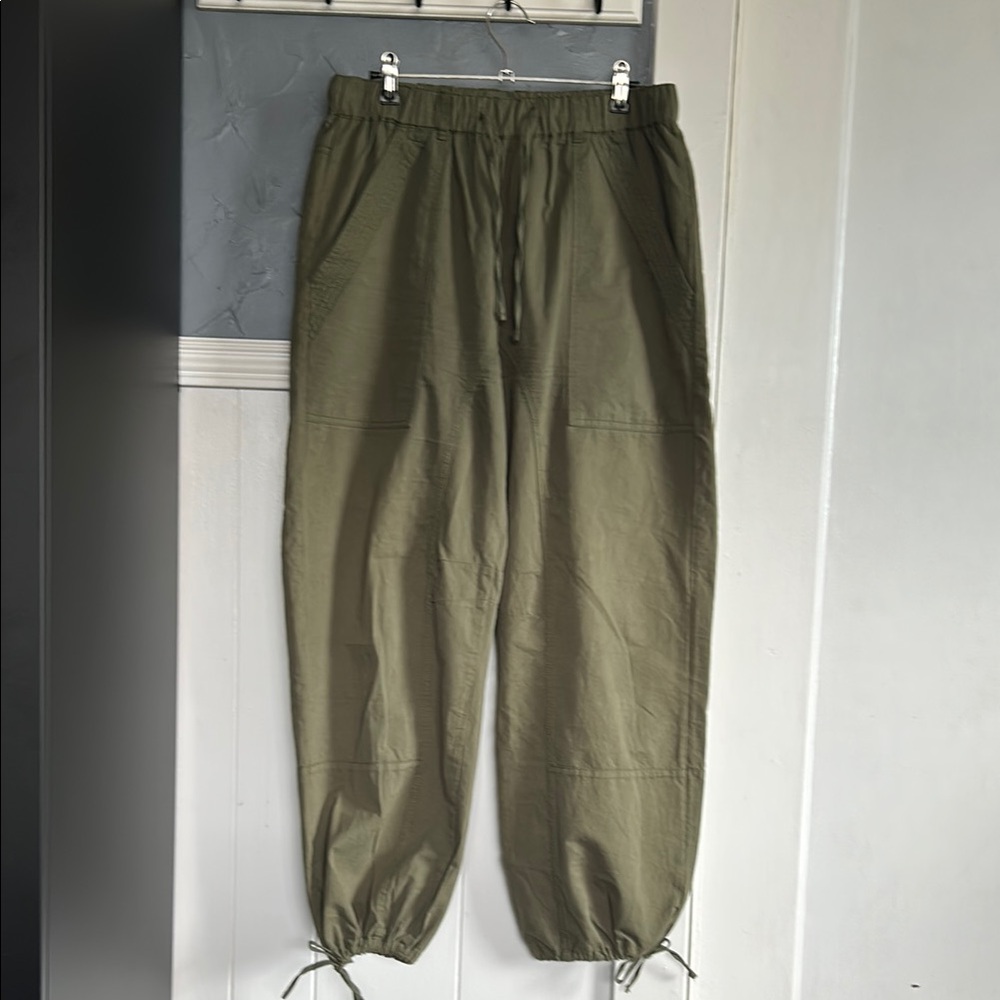 Richer Poorer joggers, size M